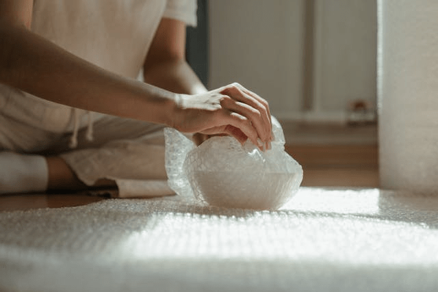 Person getting ready for the minimalist move